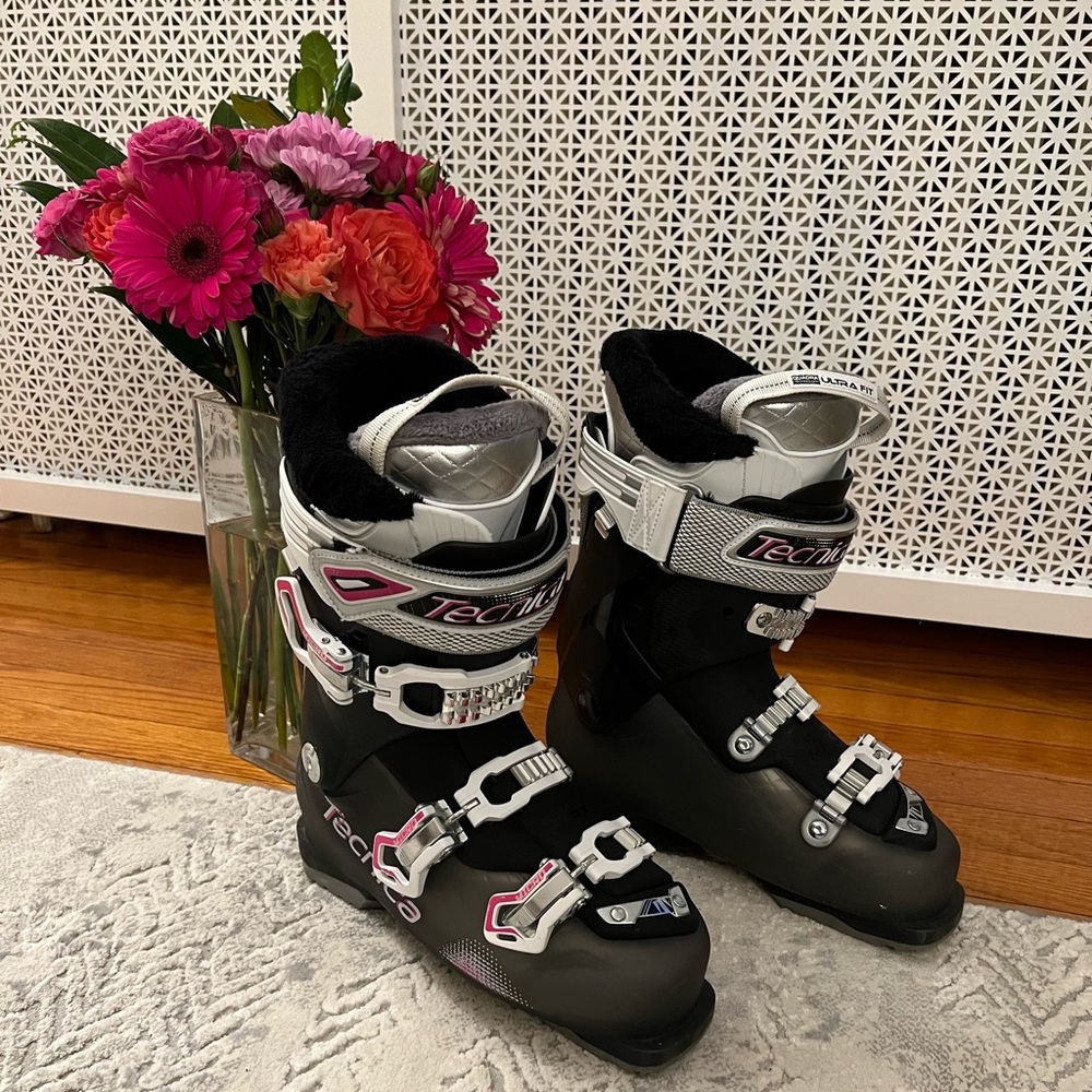 Tecnica Women’s Ski Boots Size 25.5